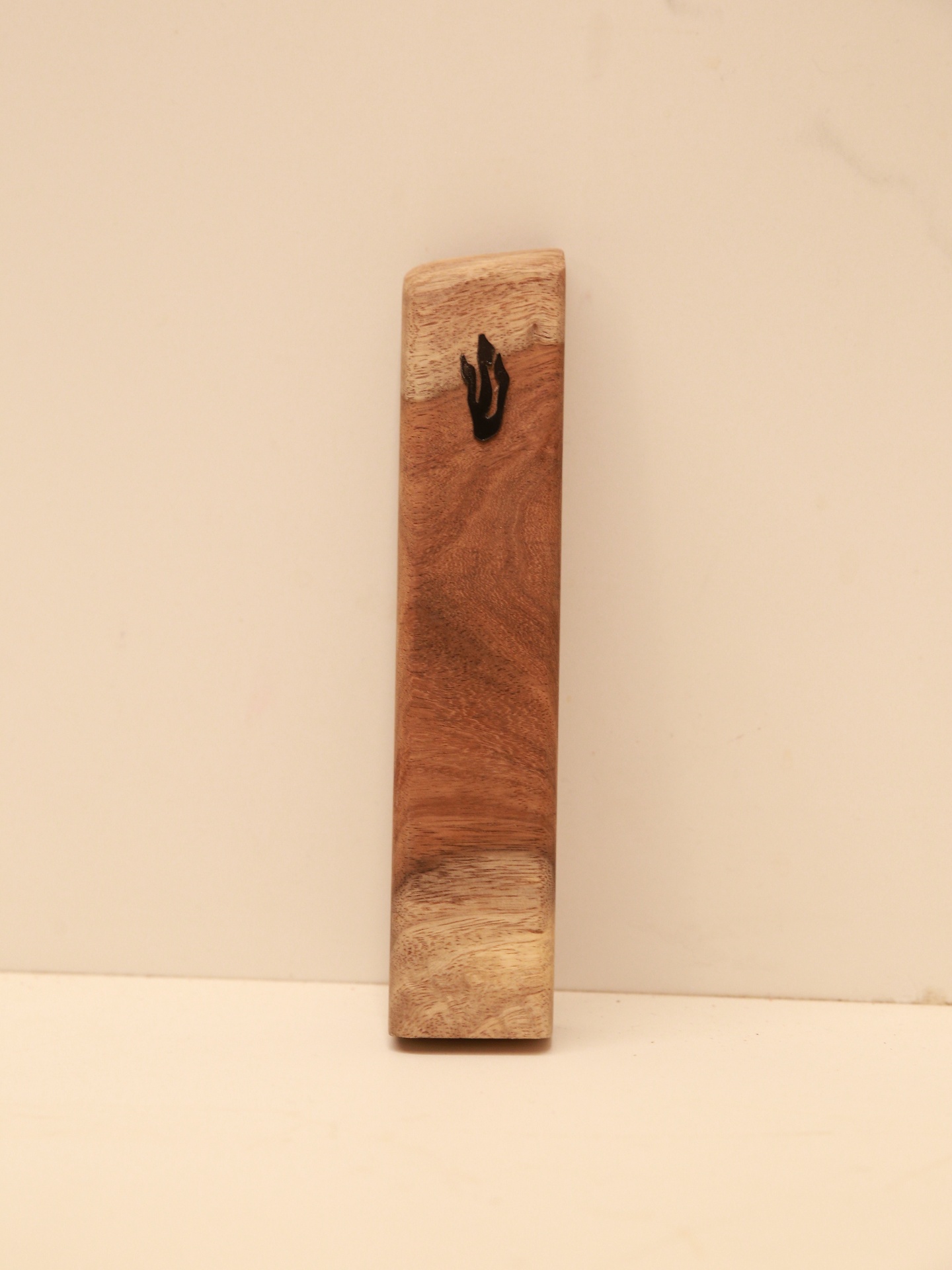 מזוזה מעץ טבעי בעבודת יד – יצירה ייחודית The Wooden Eye